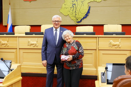 Еще более двадцати жителей Иркутской области получили нагрудные знаки